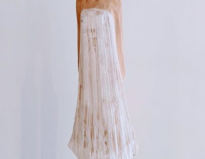 Michael Pickl, Weißes Kleid, 2021, Linde, Pigment, 140 cm inkl. Stehle - GALERIE HEGEMANN