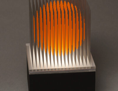 Yoshiyuki Miura, Kugel orange, 2021, Edelstahldrähte, LED, Auflage 5, 23x15x15 cm