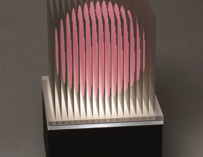 Yoshiyuki Miura, Kugel pink, 2021, Edelstahldrähte, LED, Auflage 5, 23x15x15 cm