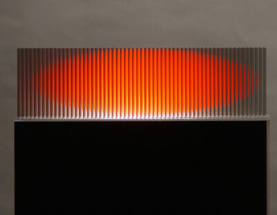 Yoshiyuki Miura, Rotes Rotations-Ellipsoid, 2021, Edelstahldrähte, lackiert, LED