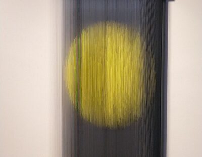 Yoshiyuki Miura, Wandarbeit rund, 2021, Nylonschnüre, LED, Auflage 5, 90x46x17 cm